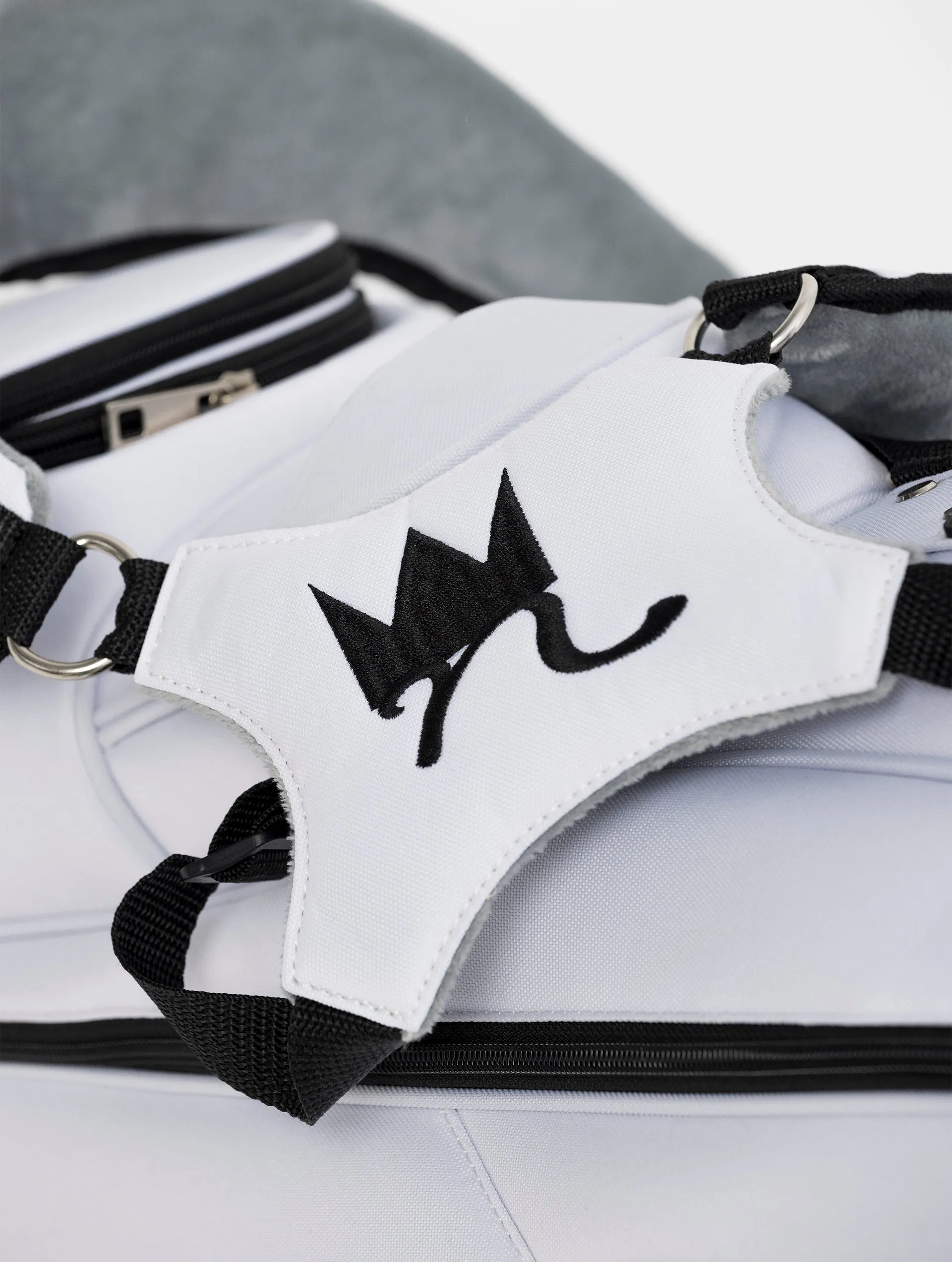 NOHOW MINIMALIST GOLF BAG IN WHITE AND BLACK